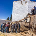 2.Trabajadores bajando vigas dañadas