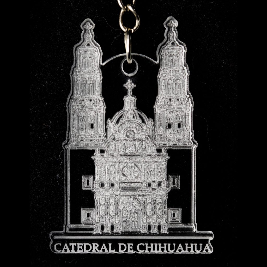 Llavero con la silueta de un edificio y el texto "Catedral de Chihuahua"