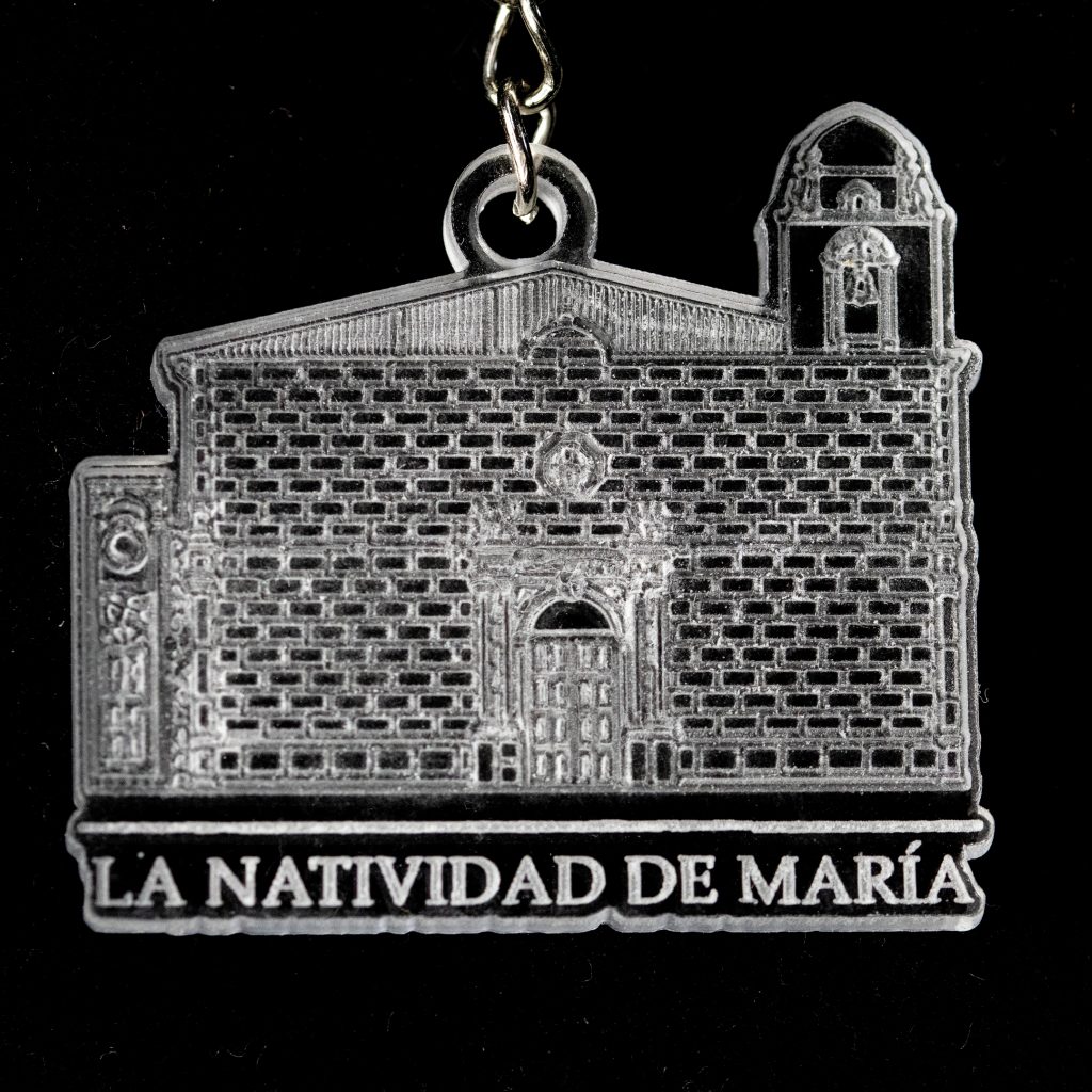 Llavero con la silueta de un edificio y el texto "La Natividad de María"
