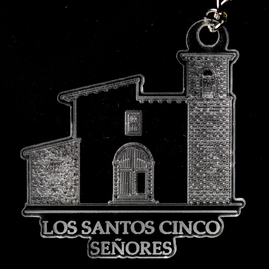 Llavero con la silueta de un edificio y el texto "Los Santos Cinco Señores"