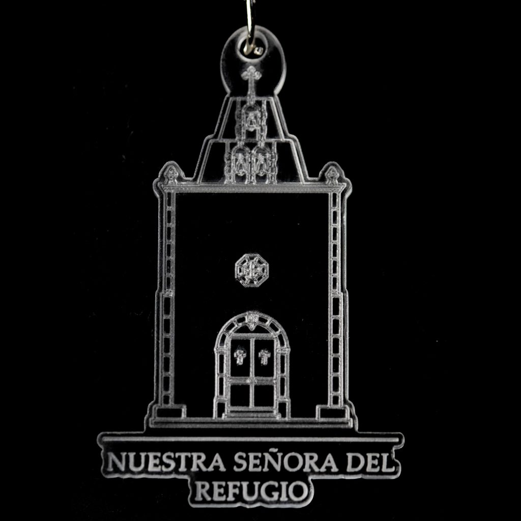 Llavero con la silueta de un edificio y el texto "Nuestra Señora del Refugio"