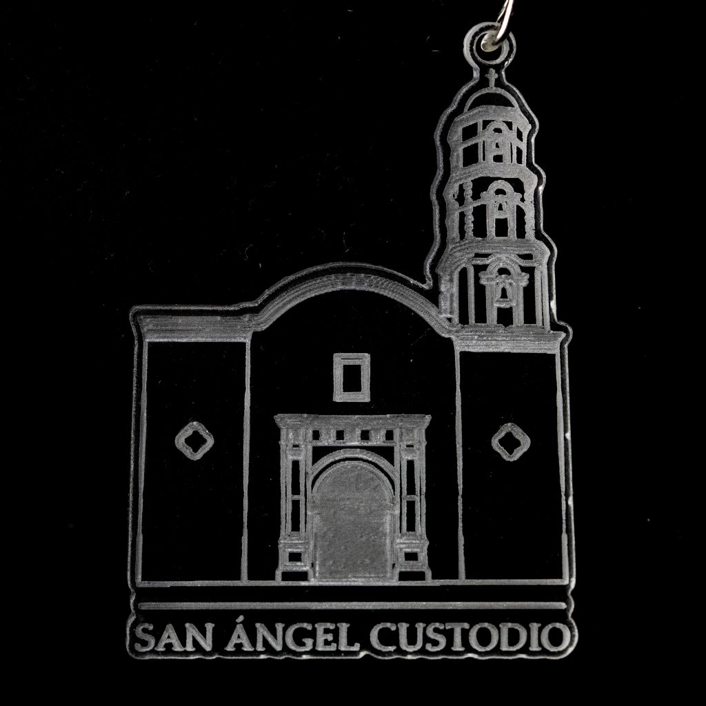Llavero con la silueta de un edificio y el texto "San Ángel Custodio"