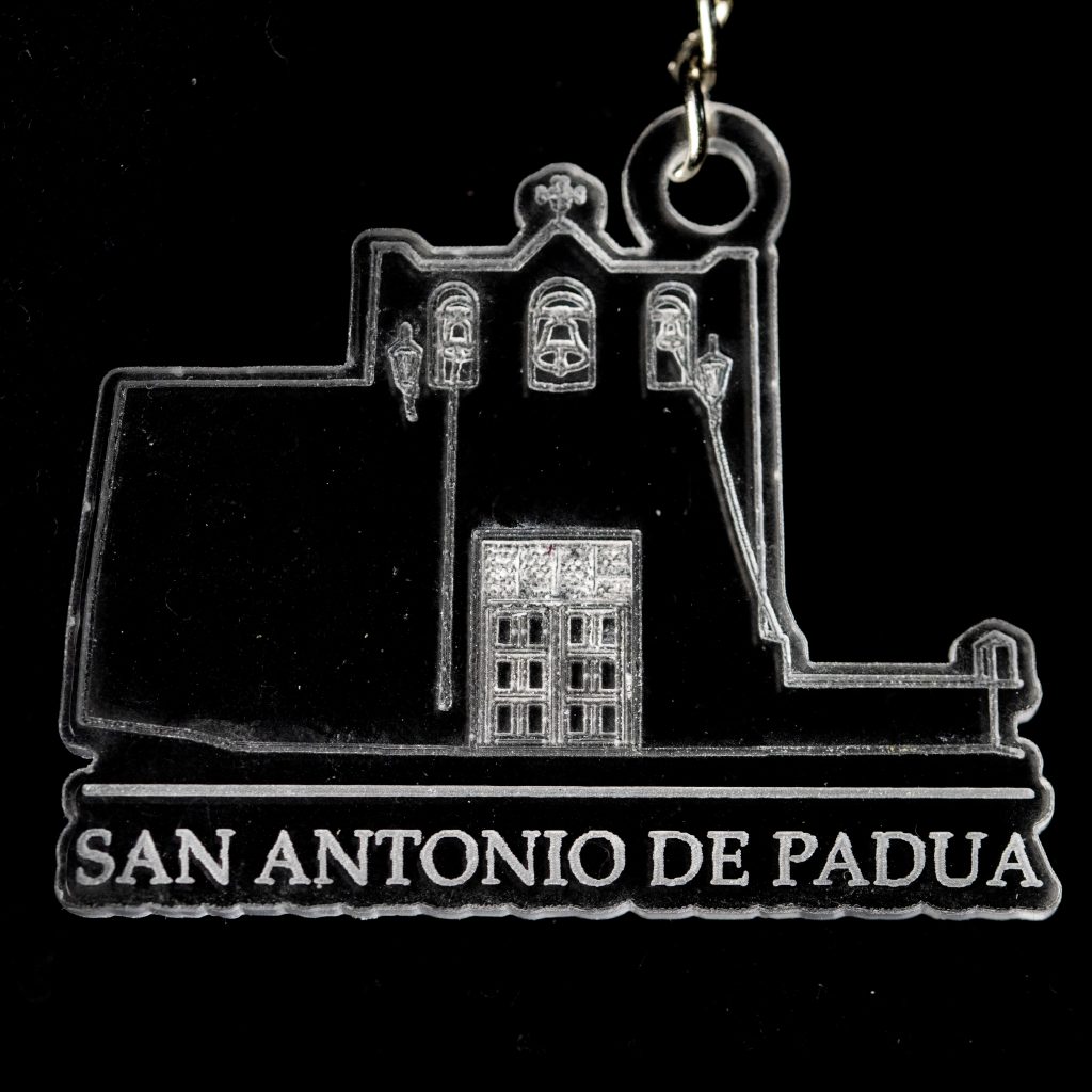 Llavero con la silueta de un edificio y el texto "San Antonio de Padua"