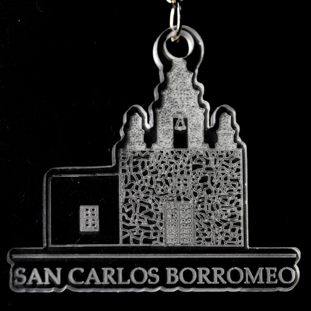 Llavero con la silueta de un edificio y el texto "San Carlos Borromeo"