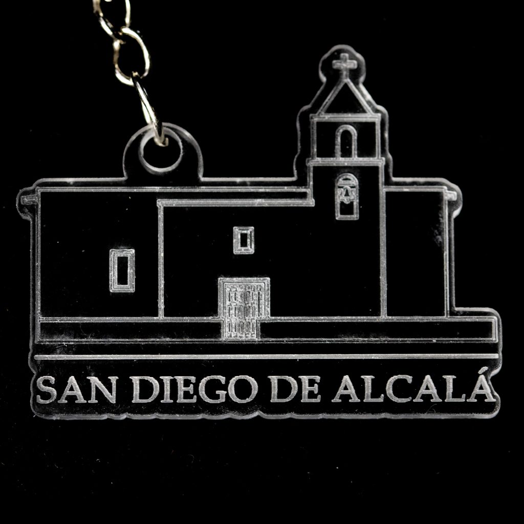 Llavero con la silueta de un edificio y el texto "San Diego de Alcalá"