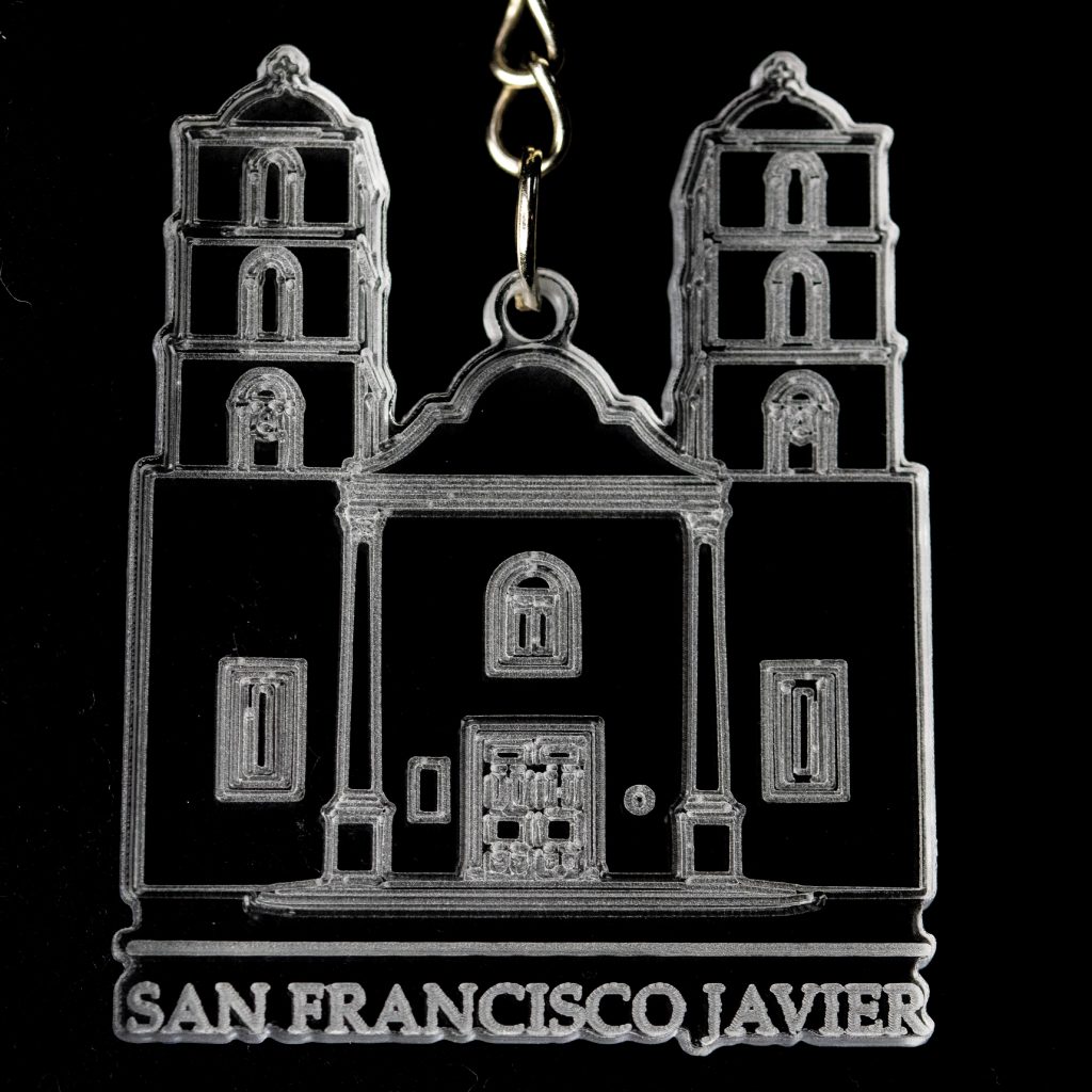 Llavero con la silueta de un edificio y el texto "San Francisco Javier"