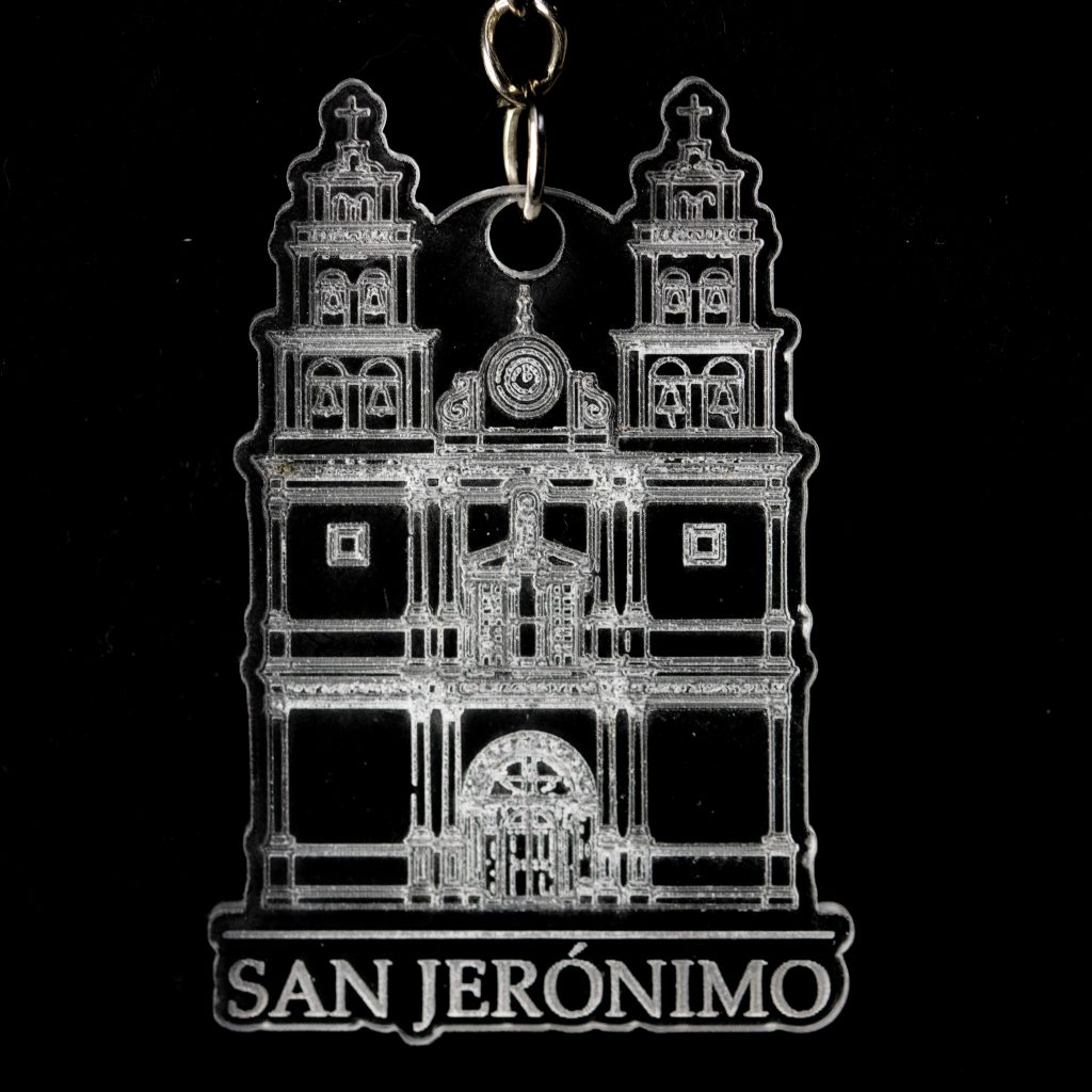 Llavero con la silueta de un edificio y el texto "San Jerónimo"