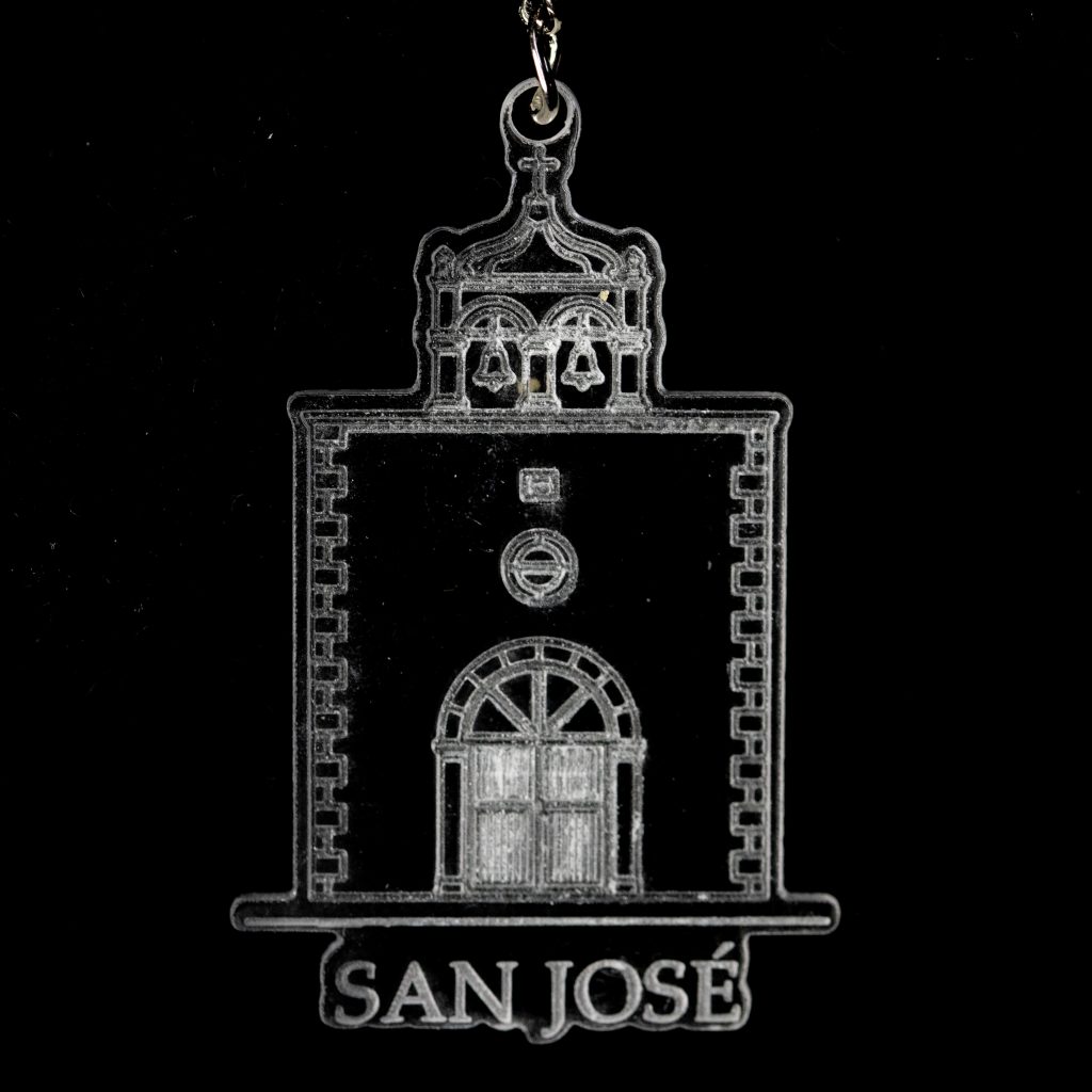 Llavero con la silueta de un edificio y el texto "San José"