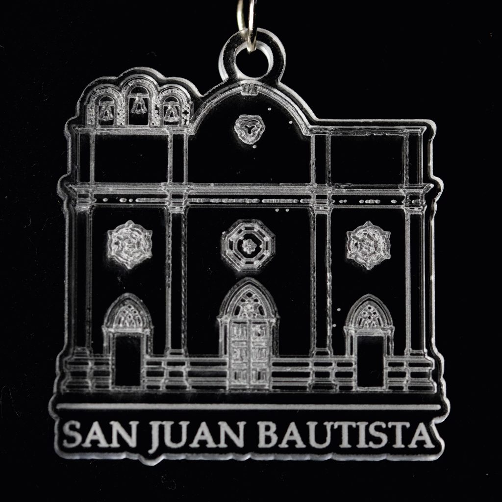 Llavero con la silueta de un edificio y el texto "San Juan Bautista"