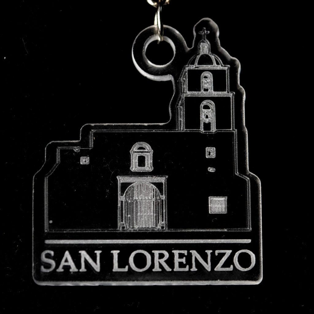 Llavero con la silueta de un edificio y el texto "San Lorenzo"