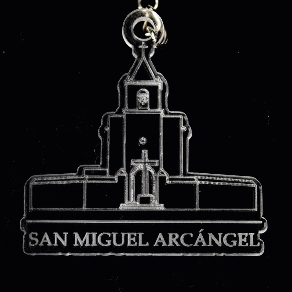 Llavero con la silueta de un edificio y el texto "San Miguel Arcángel"