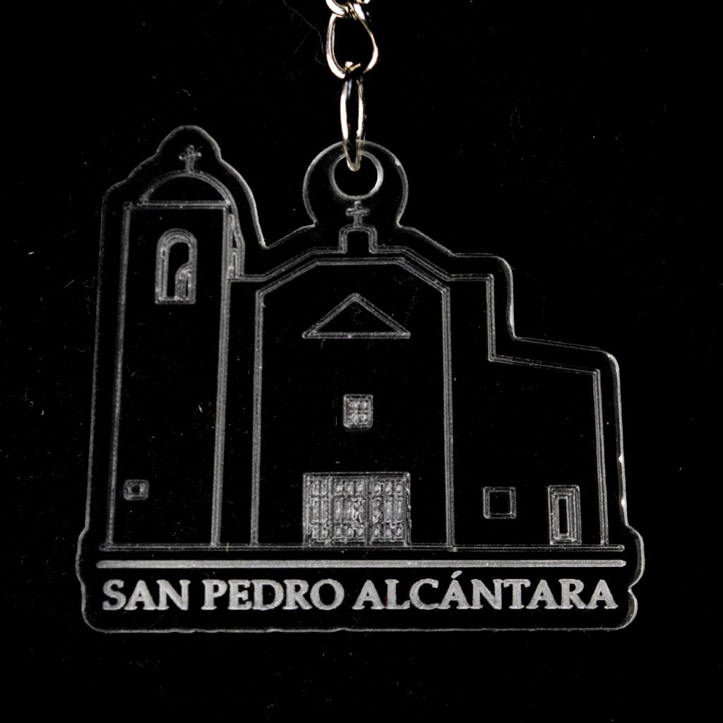 Llavero con la silueta de un edificio y el texto "San Pedro Alcántara"