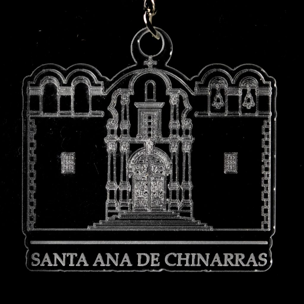 Llavero con la silueta de un edificio y el texto "Santa Ana de Chinarras"