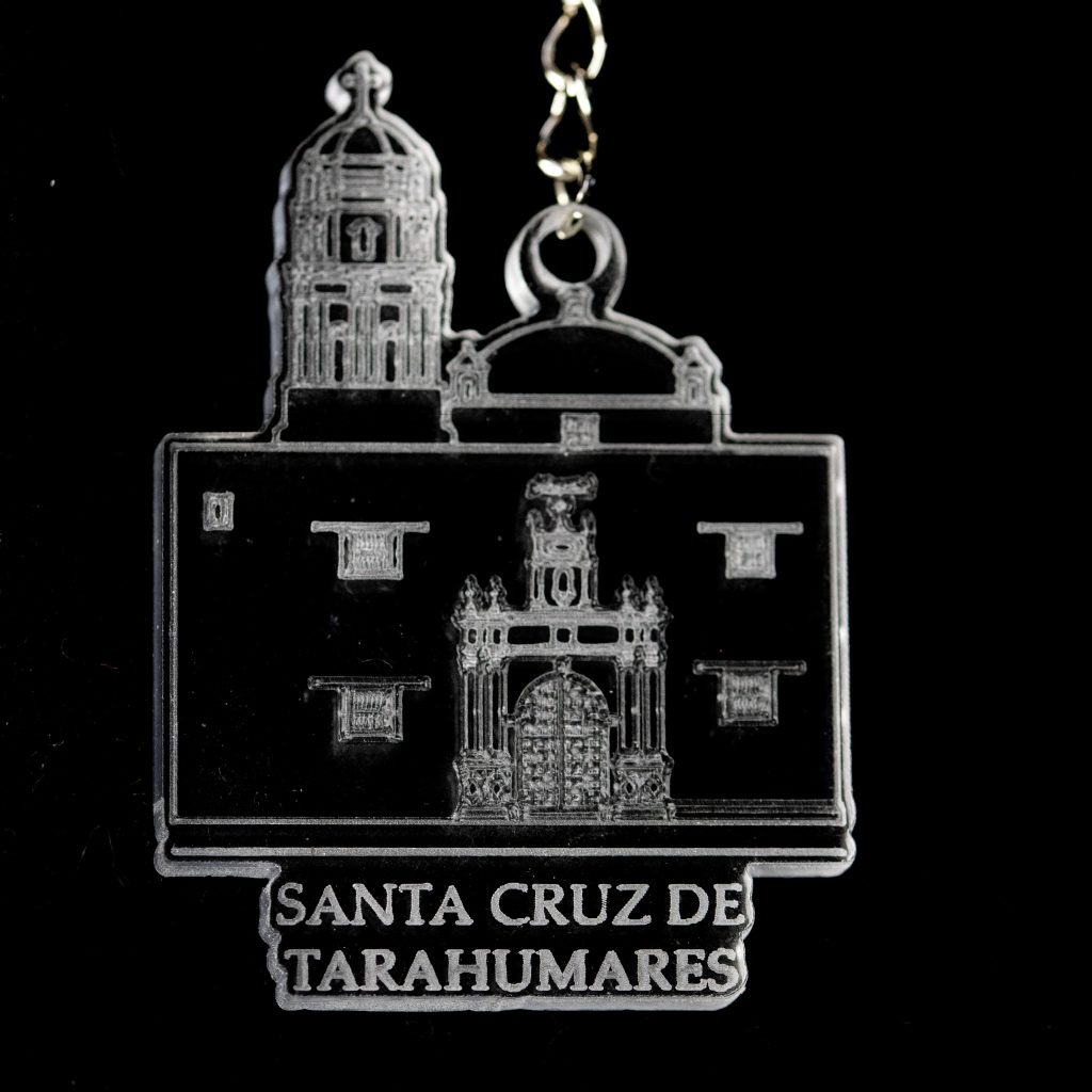 Llavero con la silueta de un edificio y el texto "Santa Cruz de Tarahumares"