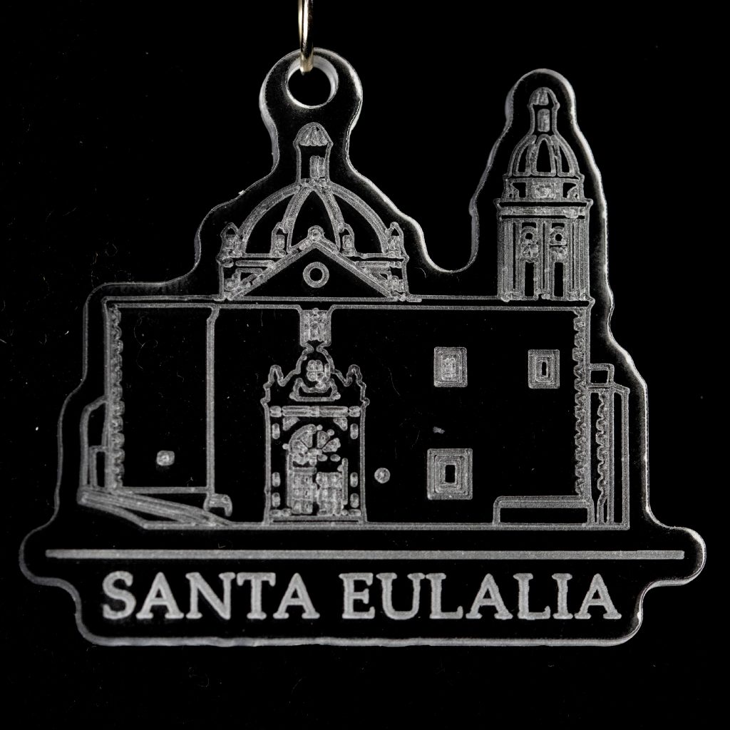 Llavero con la silueta de un edificio y el texto "Santa Eulalia"
