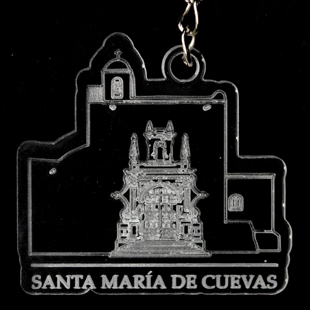 Llavero con la silueta de un edificio y el texto "Santa María de Cuevas"